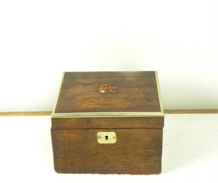 AN EARLY 19TH CENTURY ROSEWOOD TEA CADDY, THE LID WITH NICKEL STRINGING