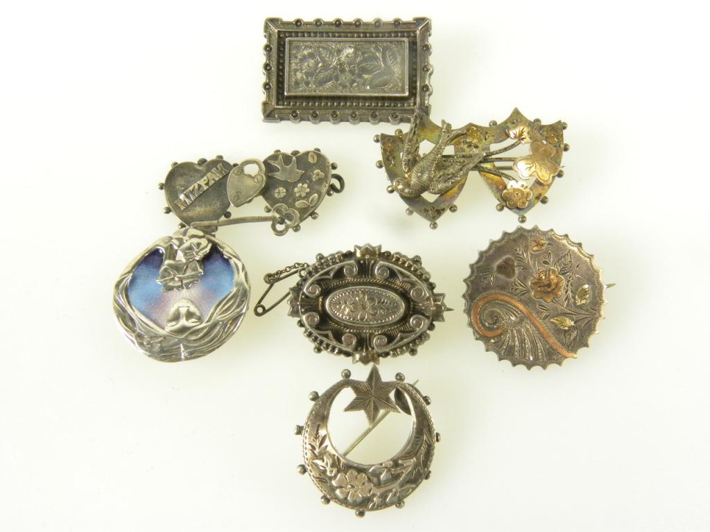 SEVEN VICTORIAN AND LATER SILVER MIZPAH AND OTHER BROOCHES INCLUDING AN ENAMELLED EXAMPLE