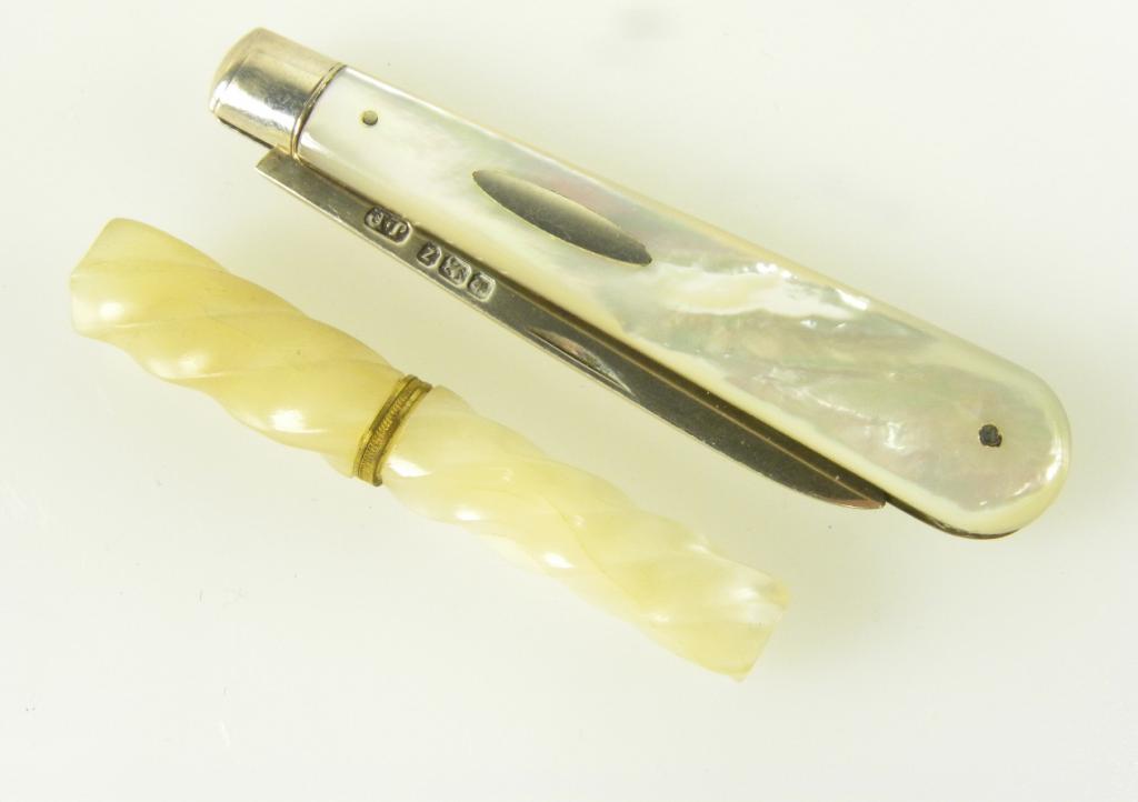 A SPIRALLY TURNED MOTHER OF PEARL NEEDLE CASE AND COVER AND A VICTORIAN SILVER FRUIT KNIFE WITH