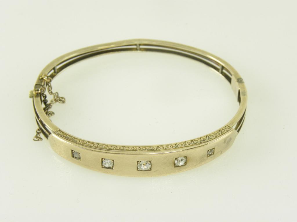 A DIAMOND FIVE STONE GIPSY SET BRACELET IN GOLD, EARLY 20TH C