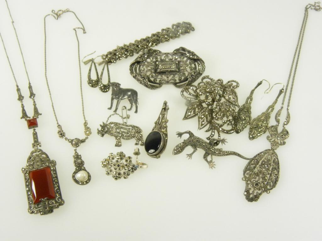 A SMALL COLLECTION OF ART DECO AND EARLY 20TH C MARCASITE JEWELLERY INCLUDING EARRINGS, BROOCHES AND