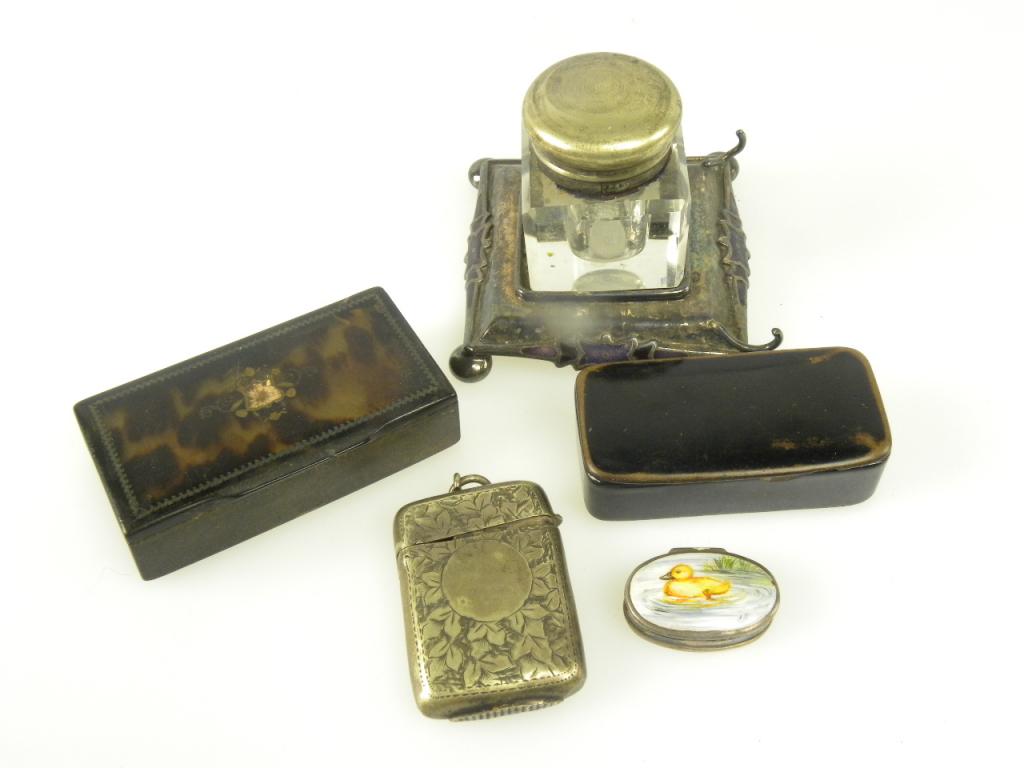 AN EDWARDIAN EPNS AND ENAMEL INKWELL, A VESTA CASE, SILVER AND ENAMEL PILL BOX, THE LID PAINTED WITH