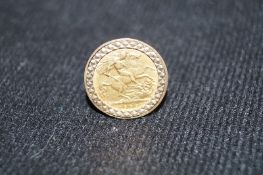 Mounted 1909 half gold sovereign in a 9ct gold set