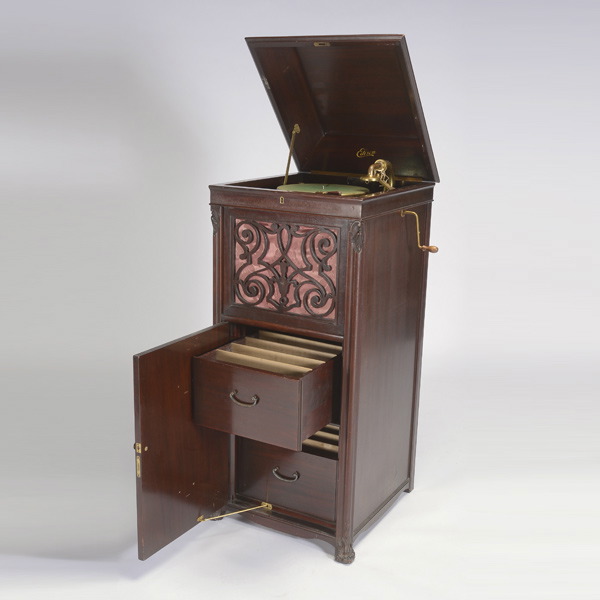 Antique Edison Disc Phonograph in Cabinet, en suite in records {Dimensions 50 1/2 x 21 1/2 x 23