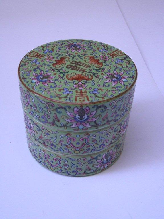 A 19thC Chinese porcelain three tier circular box