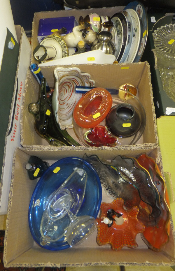 Two boxes of assorted glassware to include mid 20th Century Chance glassware, various studio