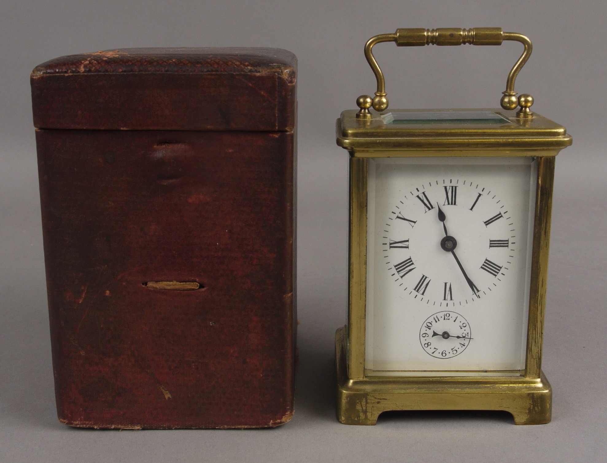 AN EARLY 20TH CENTURY FRENCH CARRIAGE CLOCK, in a gorge case, with striking alarm movement, the