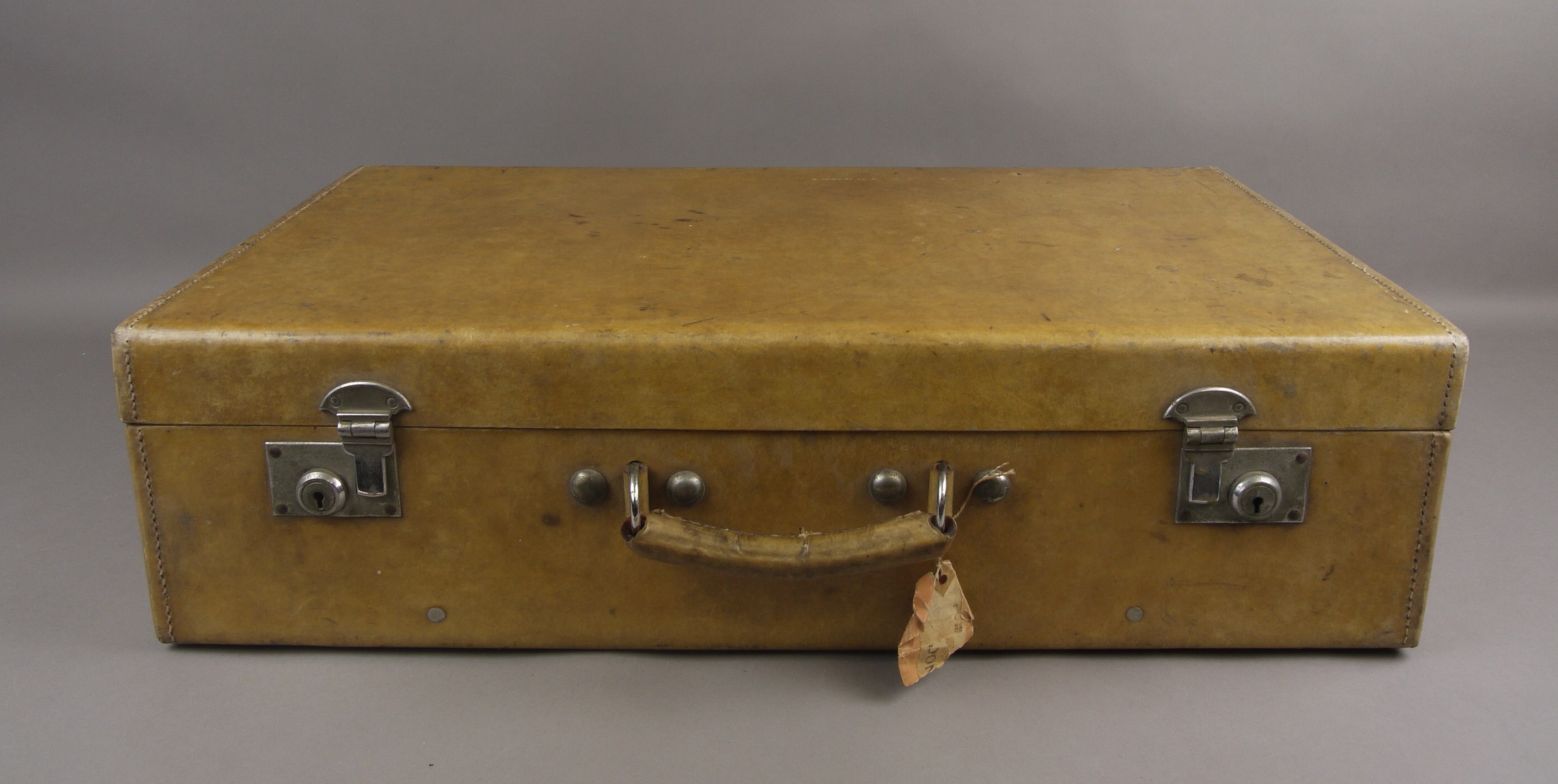 A VINTAGE PIGSKIN SUITCASE BY ASPREY, LONDON, the canvas lined interior with flap and removable