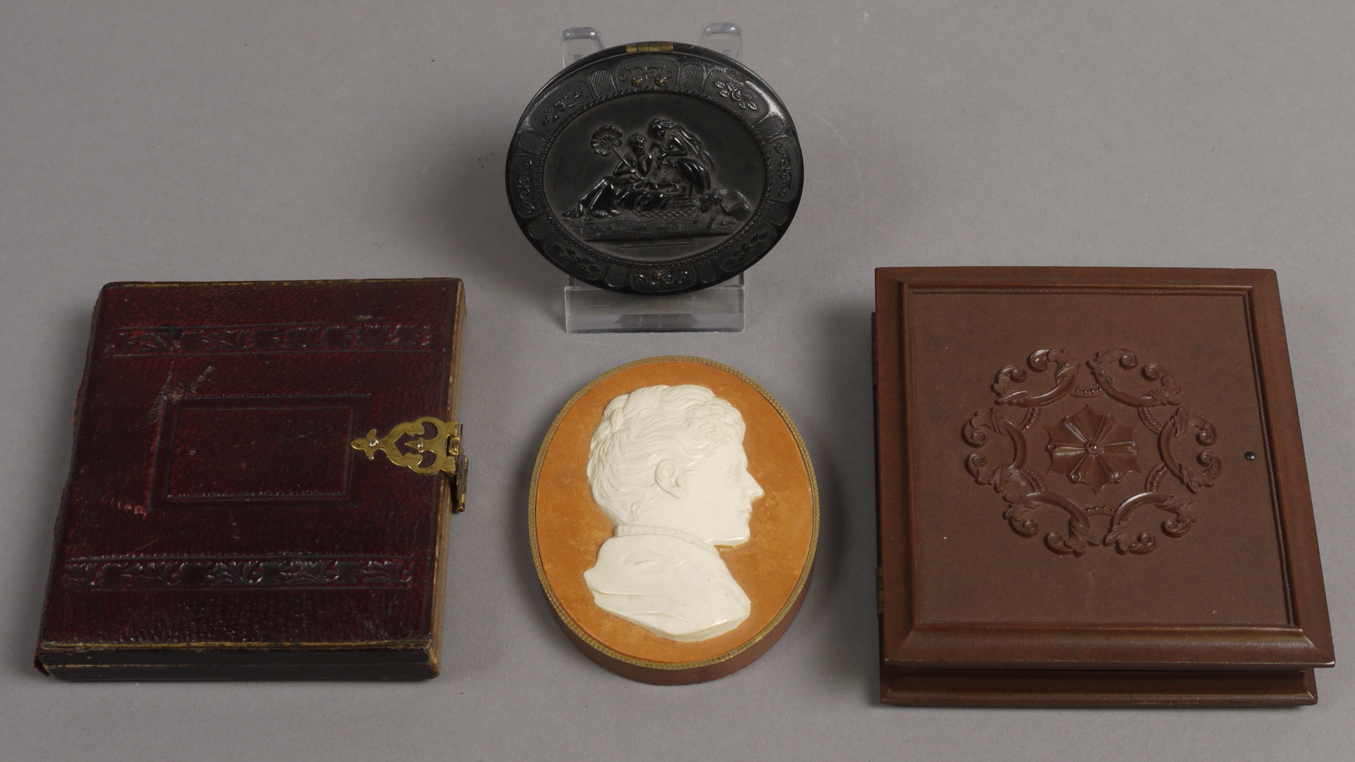 A LATE 19TH CENTURY DAGUERREOTYPE UNION CASE, oval both sides moulded with two Middle Eastern