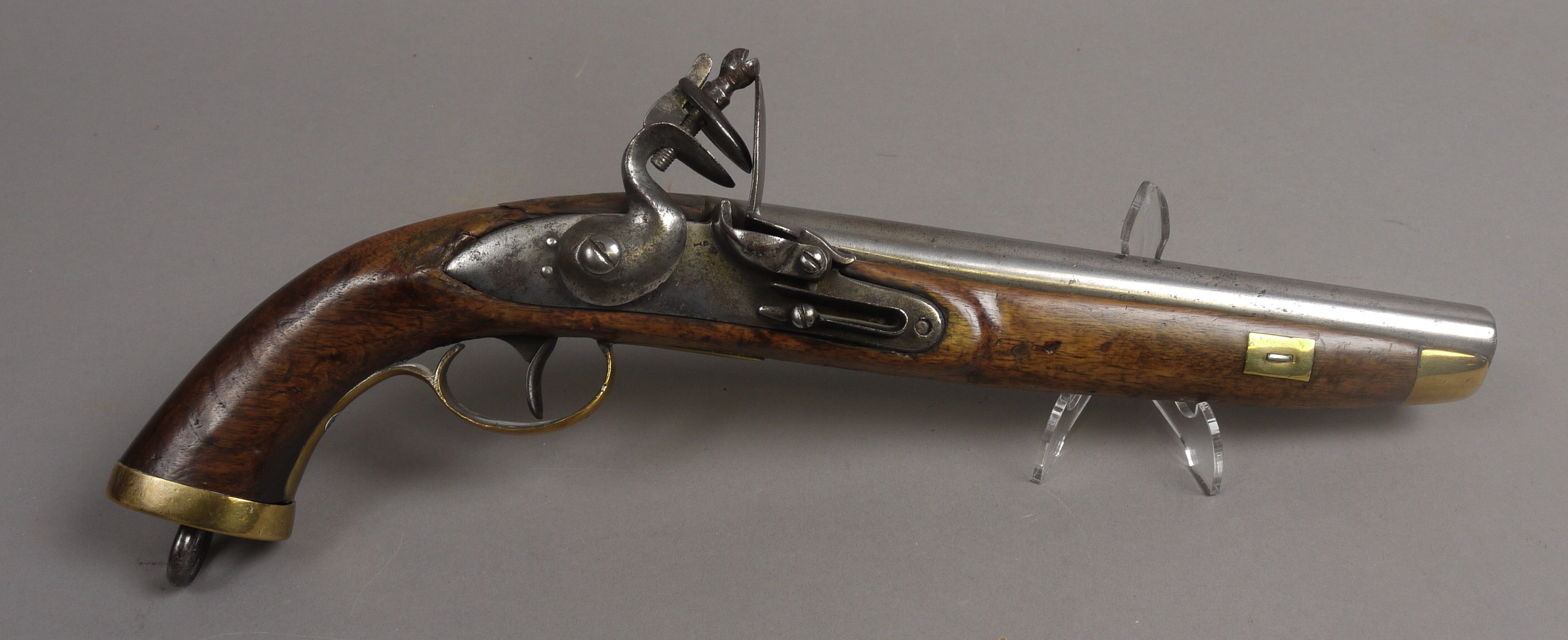 AN EARLY 19TH CENTURY NAVAL FLINTLOCK PISTOL, with plain steel barrel, 23cm, brass-tipped full