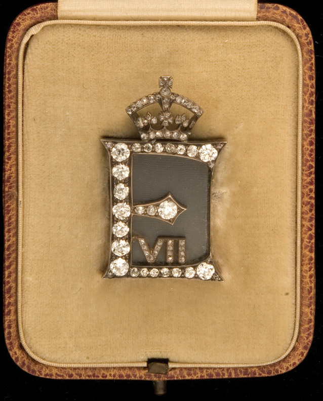 *Memorial to Edward VII, 1910, Royal presentation mourning brooch, by Garrard, with crowned initials