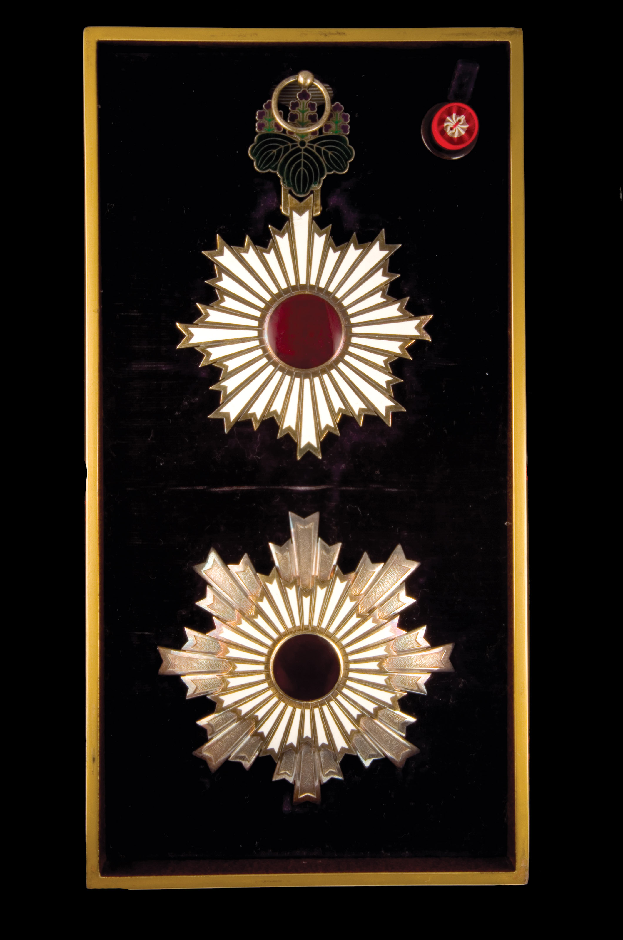 *Japan, Order of the Rising Sun, Grand Cross set of insignia, comprising sash badge, in silver-