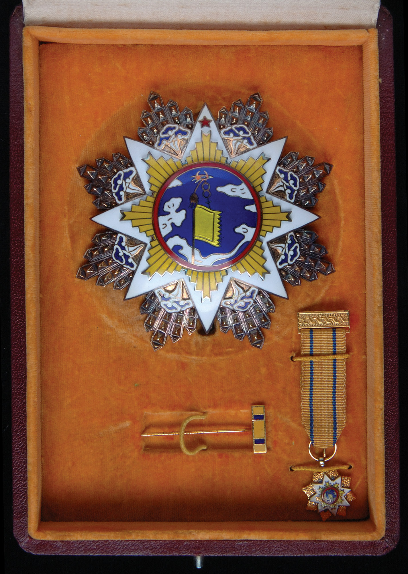 *China, Order of the Cloud and Banner, Third Class, breast star, in silver-gilt with enamelled