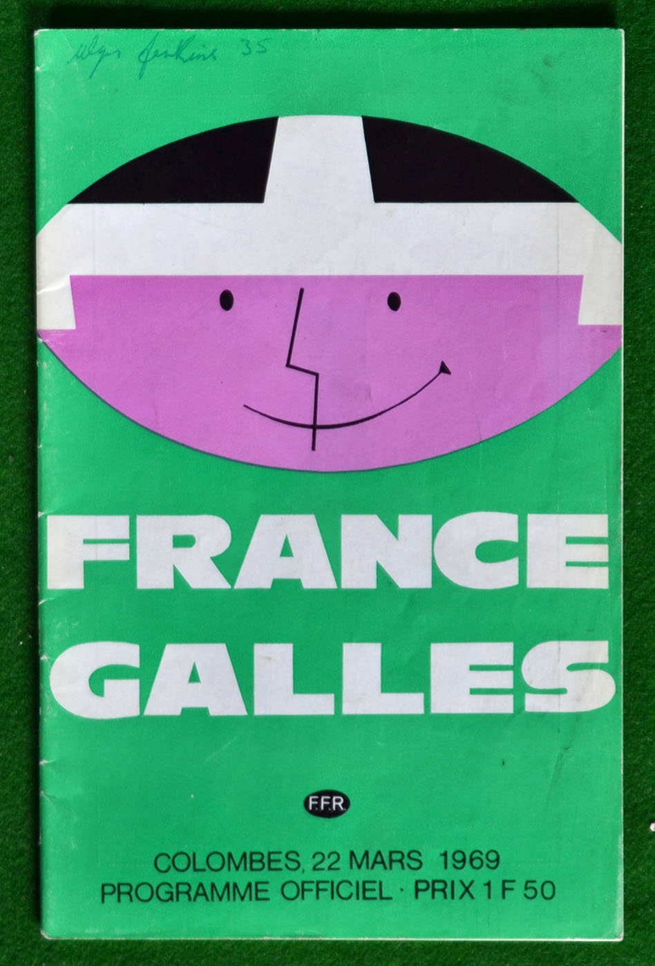 1969 France v Wales (Champions) Rugby programme – played on 22nd March at Colombes, owners name