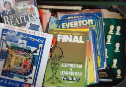 Box of Football Magazines, Programmes and publications: Large quantity of football related items