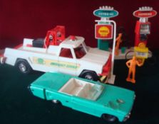 Topper (UK) Service Station Set: Topper Toys Service Station Set comprises plastic vehicles and