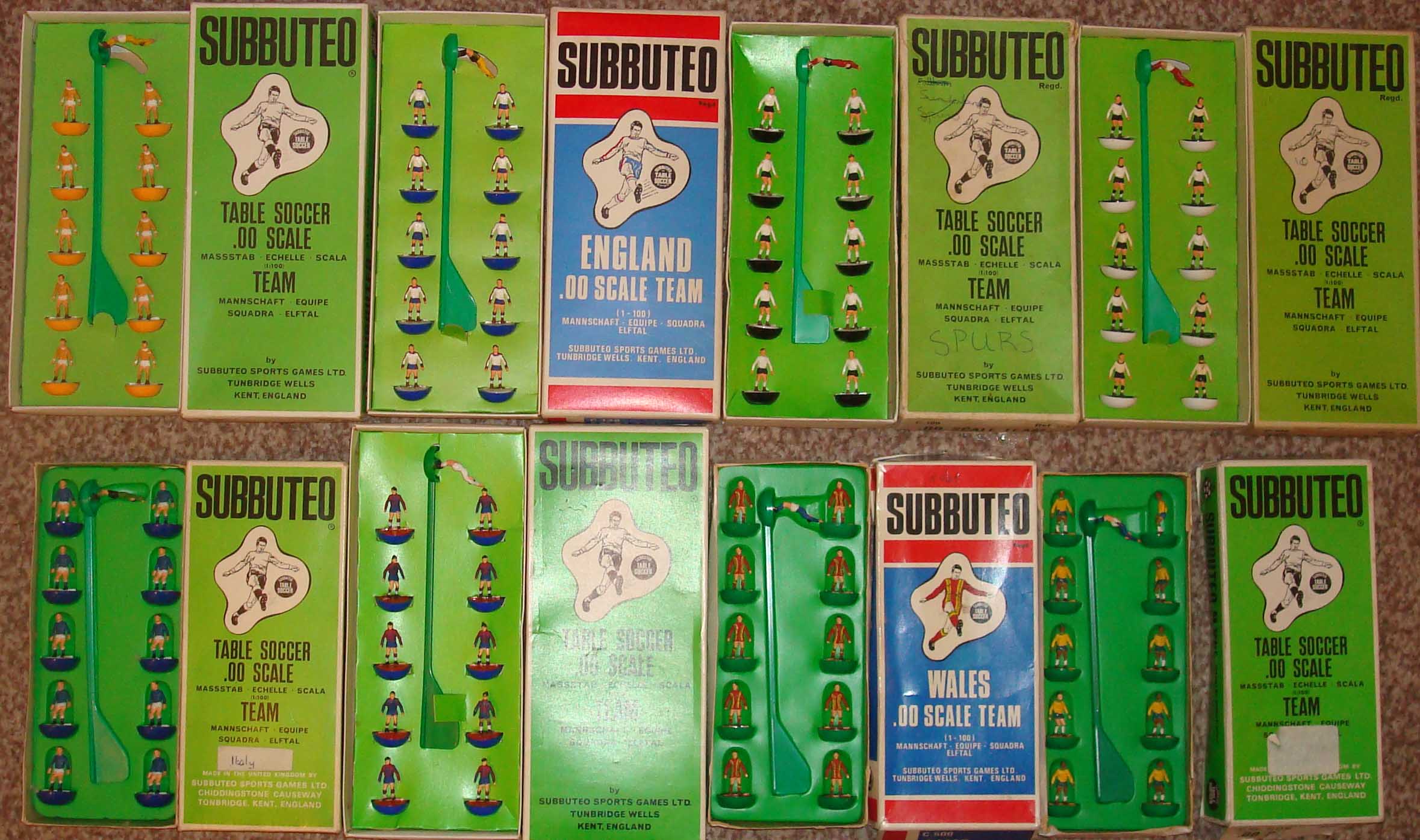 Subbuteo Heavyweight European / England Teams Boxed: To consist of Numbers 13 Holland, 19 Barcelona,