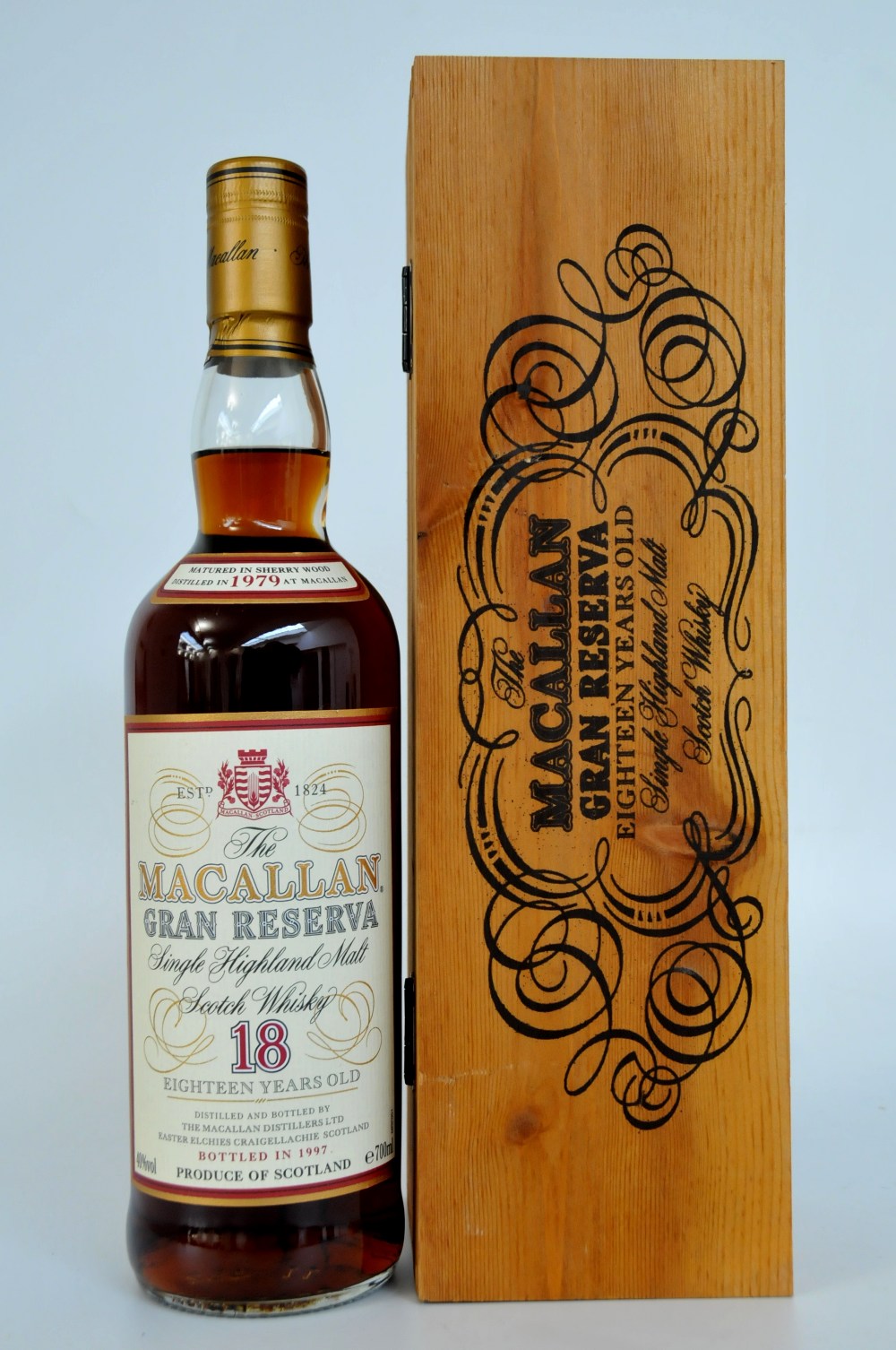 MACALLAN GRAN RESERVA 1979
1 bottle Macallan Gran Reserva 1979 18yo. In wooden presentation box.