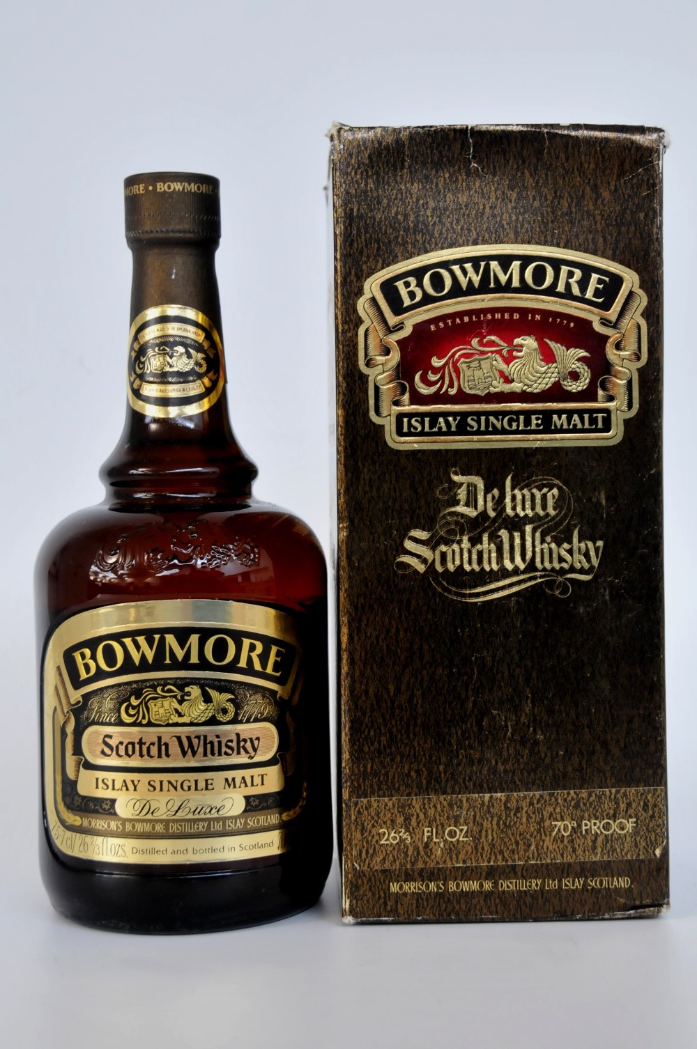 BOWMORE DE LUXE
1 bottle Bowmore De Luxe OB bottled late 1970s. In presentation box. Cork and foil