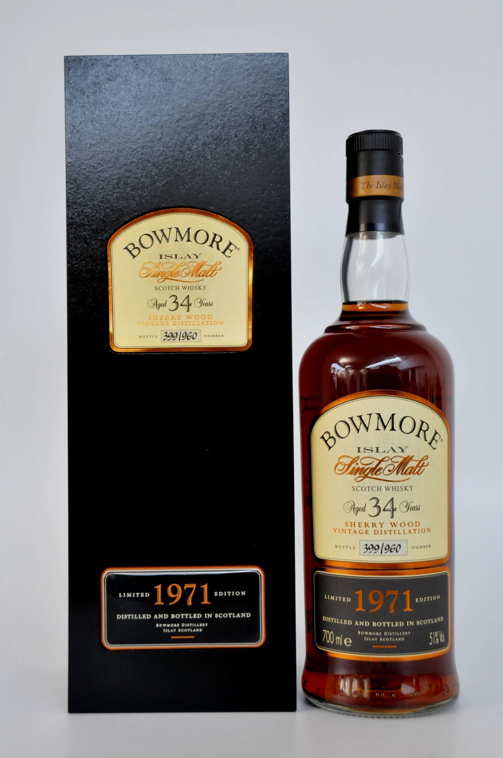 BOWMORE 1971
1 bottle Bowmore 1971 34yo OB. In wooden presentation box. Bottle number 399 of 960.