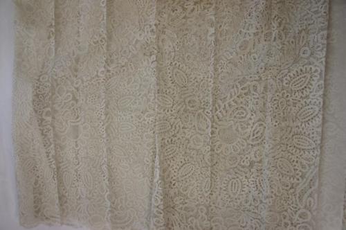 Mid-18thC length of fine Honiton lace flounce (matching lot 324) 174 x 21 ins.