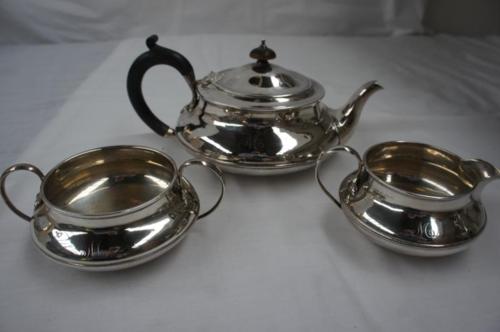 GV three-piece silver tea service of squat, circular form. Birmingham 1916. 32 ozt.