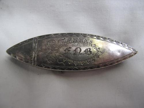 GIII silver boat-shaped bright-cut snuff box with hinged lid. Birmingham 1785. Maker: Samuel