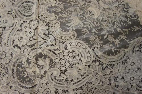 19thC Mixed Brussels Duchesse Guipure length of very fine lace flounce with floral and scroll