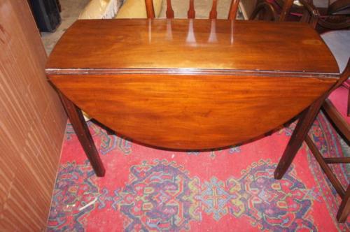 Georgian oval, mahogany drop-leaf dining table with square reeded legs, together with four square