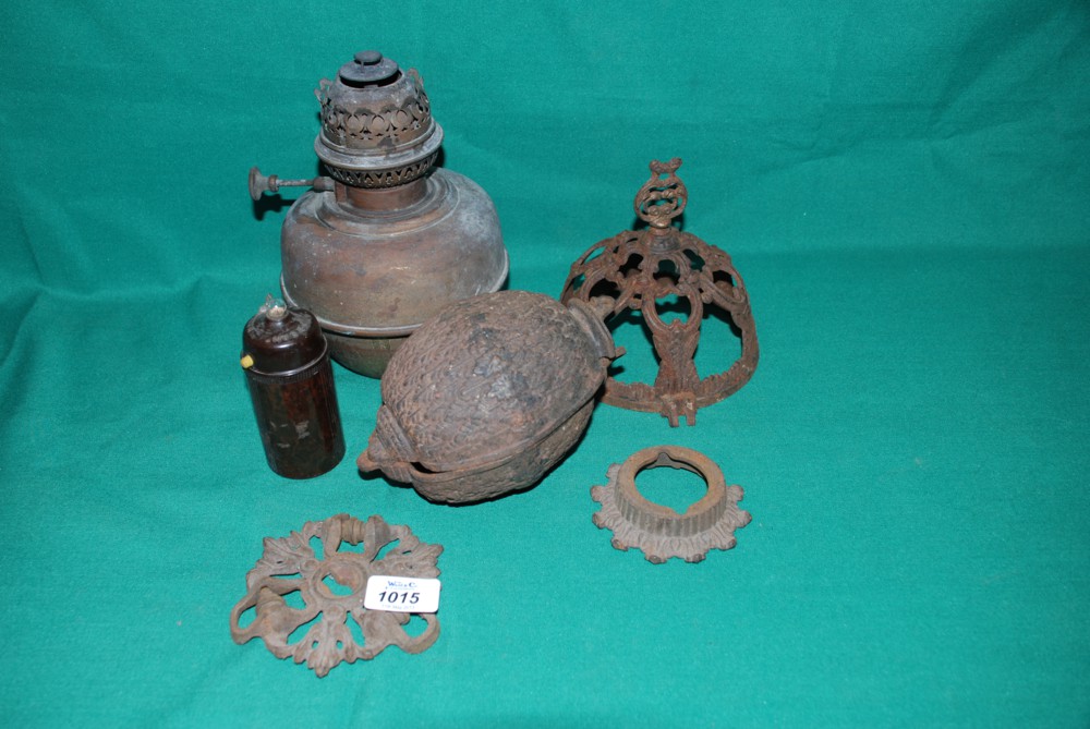A quantity of miscellanea incl. cast metal items/light fittings, oil Lamp base and small Bakelite