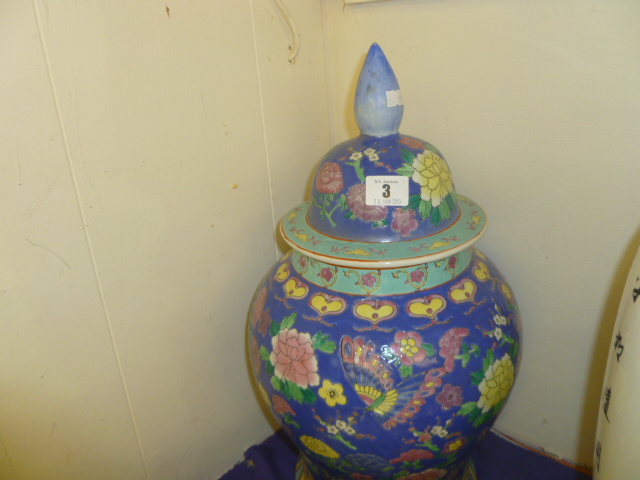 A LARGE LIDDED CHINESE GINGER JAR