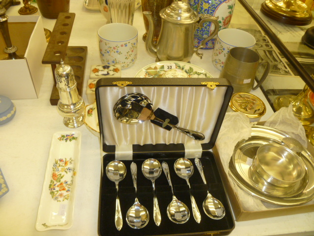 AN ASSORTMENT OF ITEMS INCLUDING PEWTER WARE