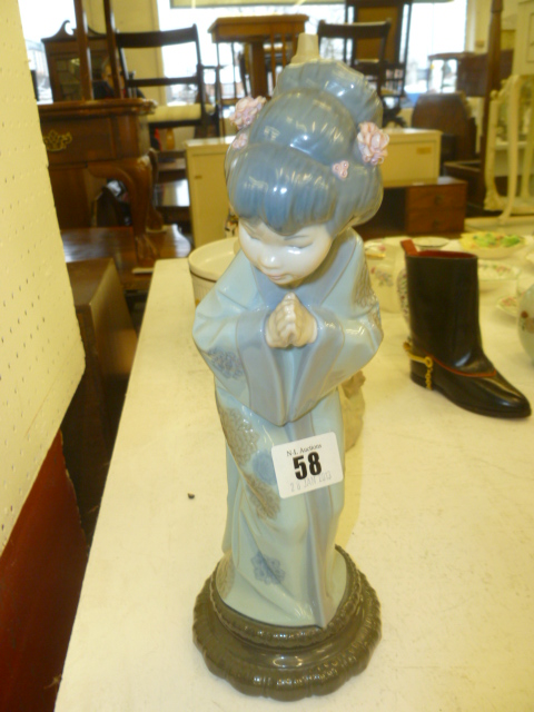 A LLADRO FIGURE OF A GEISHA GIRL