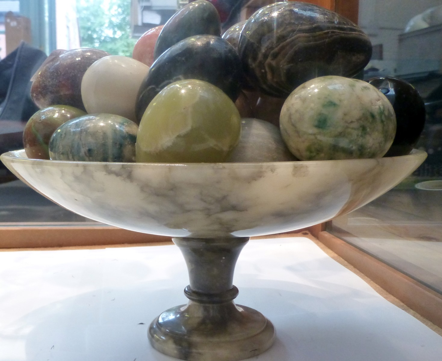 Dish of marble / alabaster decorative eggs