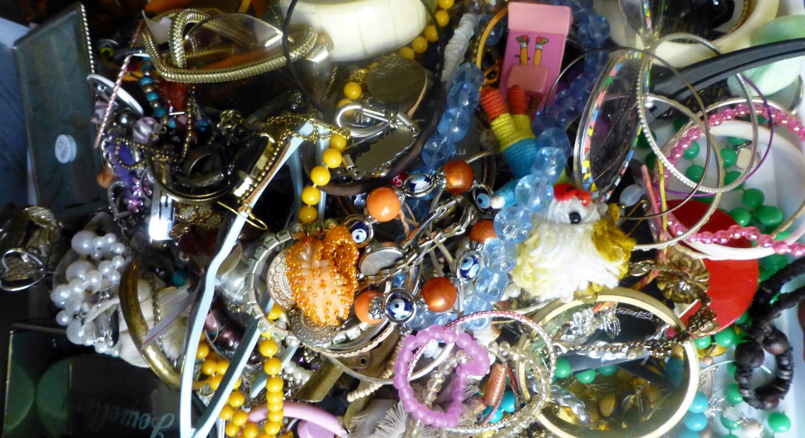 A tray of costume jewellery