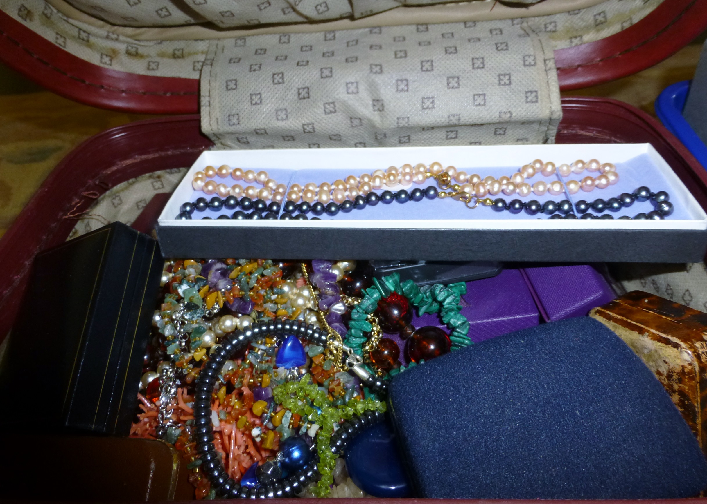 A travelling jewellery box and contents