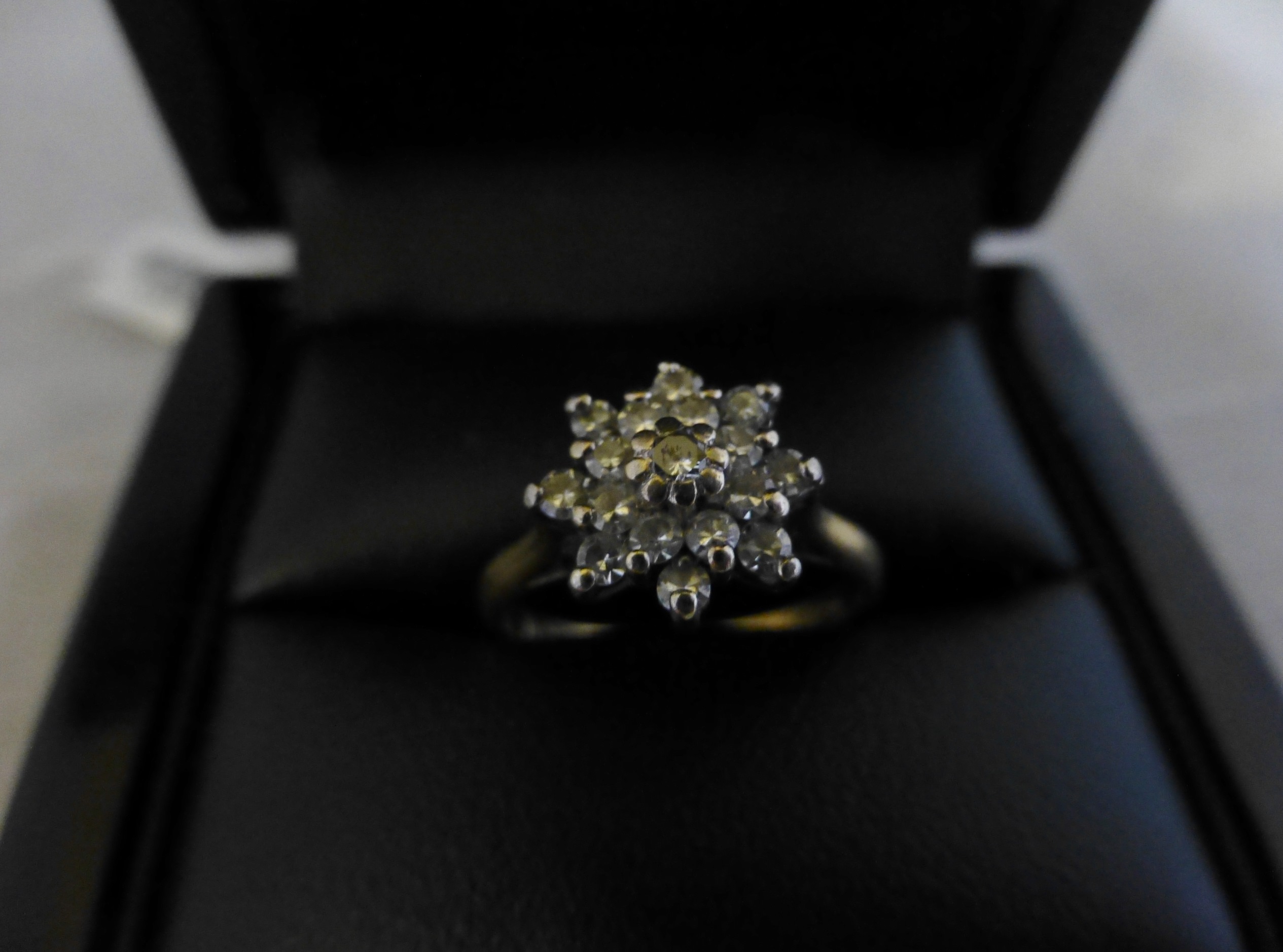 18ct gold diamond cluster ring, 3.5g