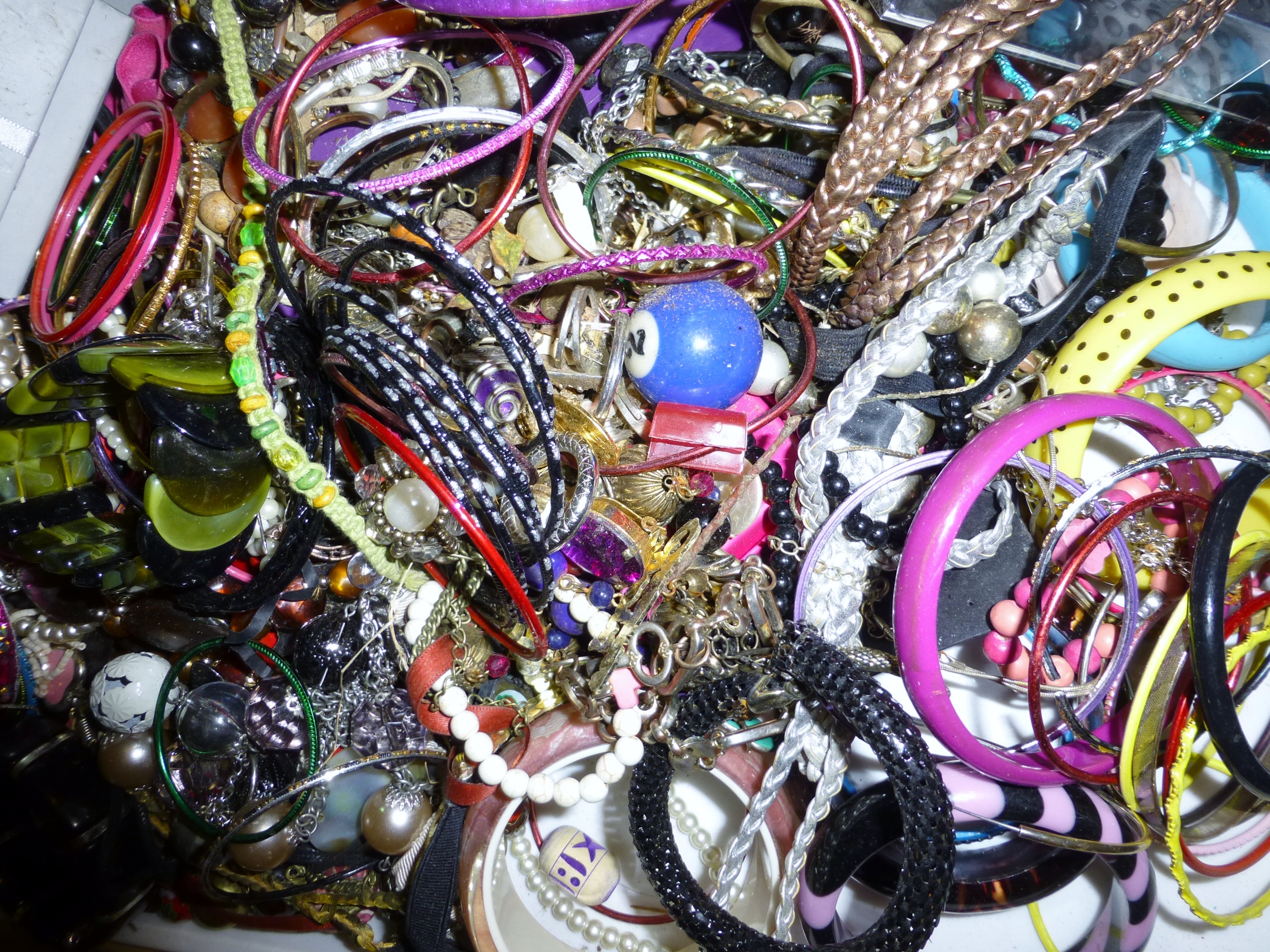 Tray of costume jewellery