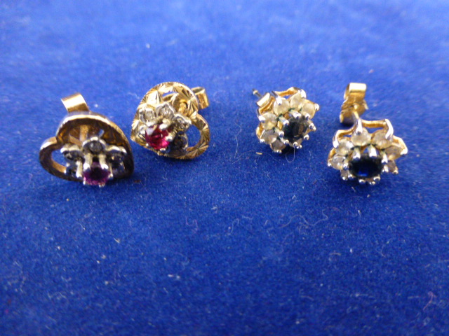 Two pairs of 9ct gold earrings, 3.3g