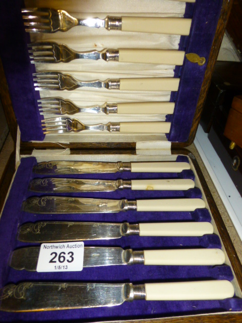 Cased silver plated cutlery set