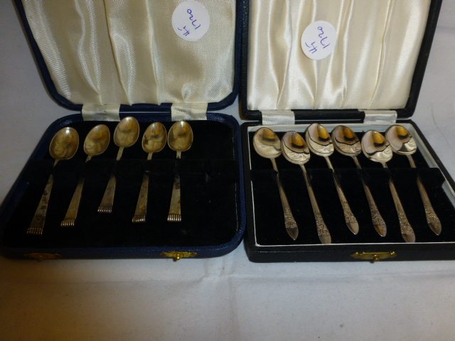 Cased set of hallmarked silver teaspoons and five further silver teaspoons, 97g