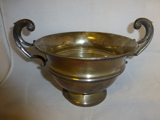 Hallmarked silver twin handled rose bowl, Birmingham 1911, maker T.E.A, 262g