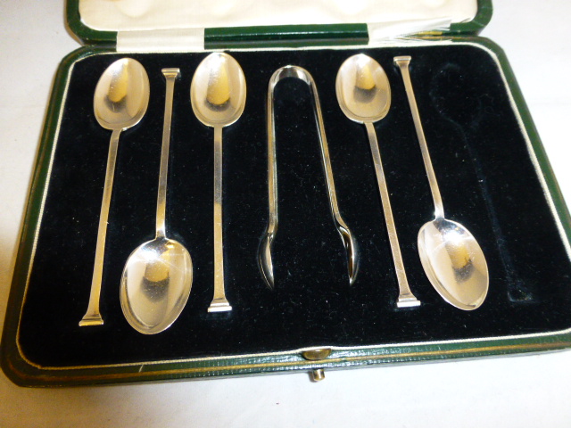 Five hallmarked silver nail head teaspoons and a pair of sugar tongs, Sheffield 1924, maker GB &