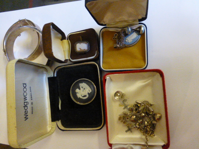 Box of silver jewellery including Wedgwood rings and brooches