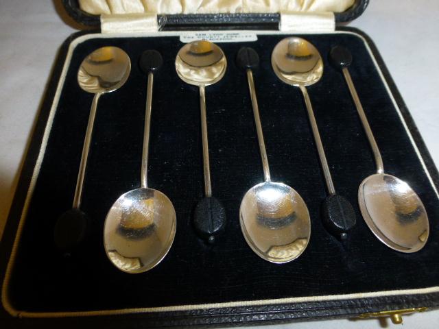 Cased set of six hallmarked silver coffee bean spoons, Birmingham 1936, maker S.L.Co, 39g