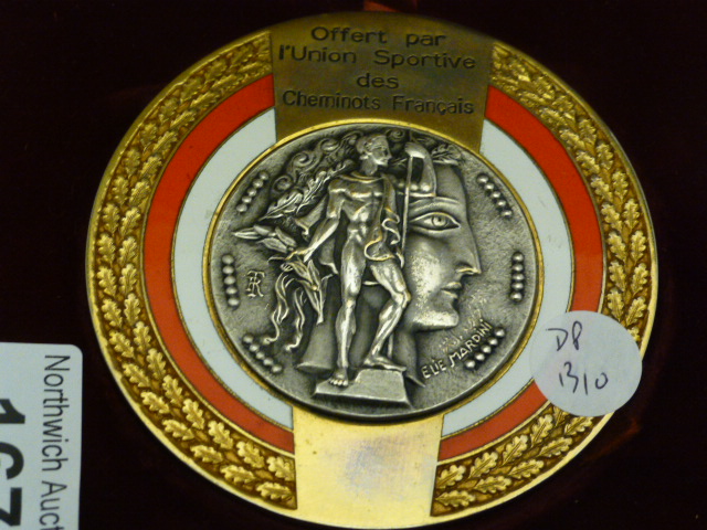 Cased French sporting medal, 9cm diameter