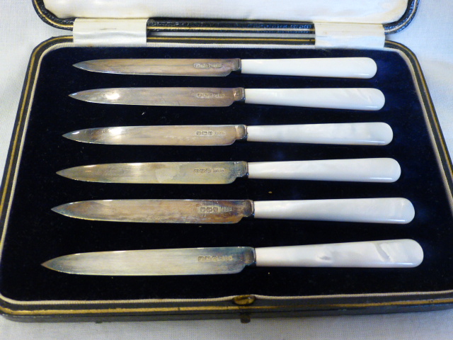 Cased set of six hallmarked silver knives with mother of pearl handles, Sheffield 1922, maker