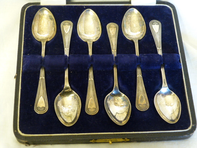 Cased set of six hallmarked silver teaspoons, Birmingham 1923, maker AJB, 60g