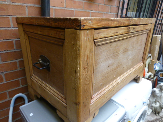 Pine blanket chest with side handles