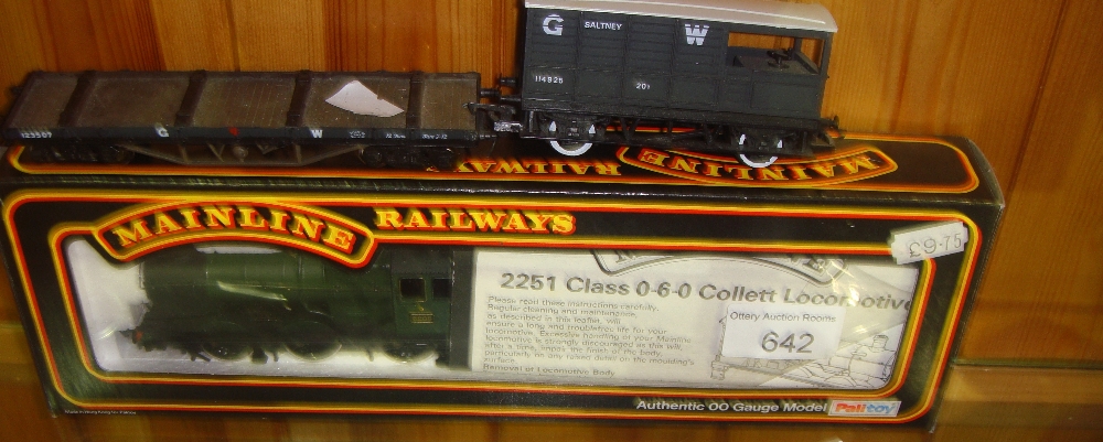 Mainline 00 guage model railway train 37077 2251 Locomotive and odd rolling stock